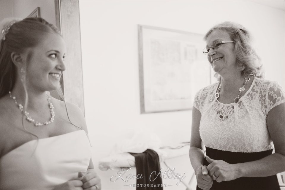 wedding photography getting ready bride mom mother-of-the-bride nichols ny
