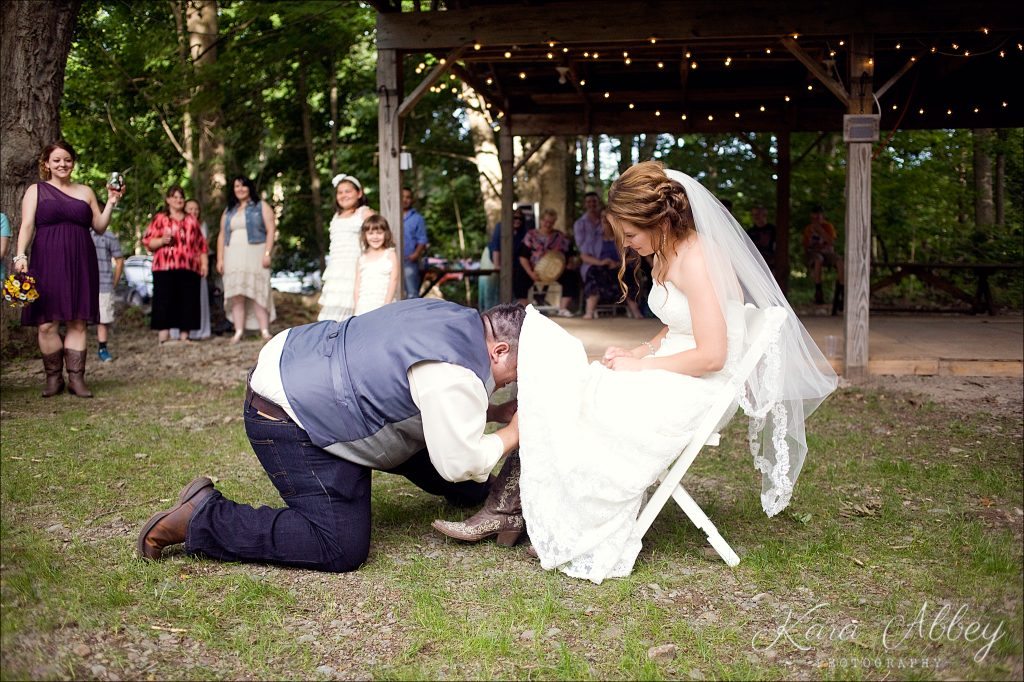 wedding photography Irwin, PA Pittsburgh, PA Towanda, PA Shoresbrook Inn groom garter