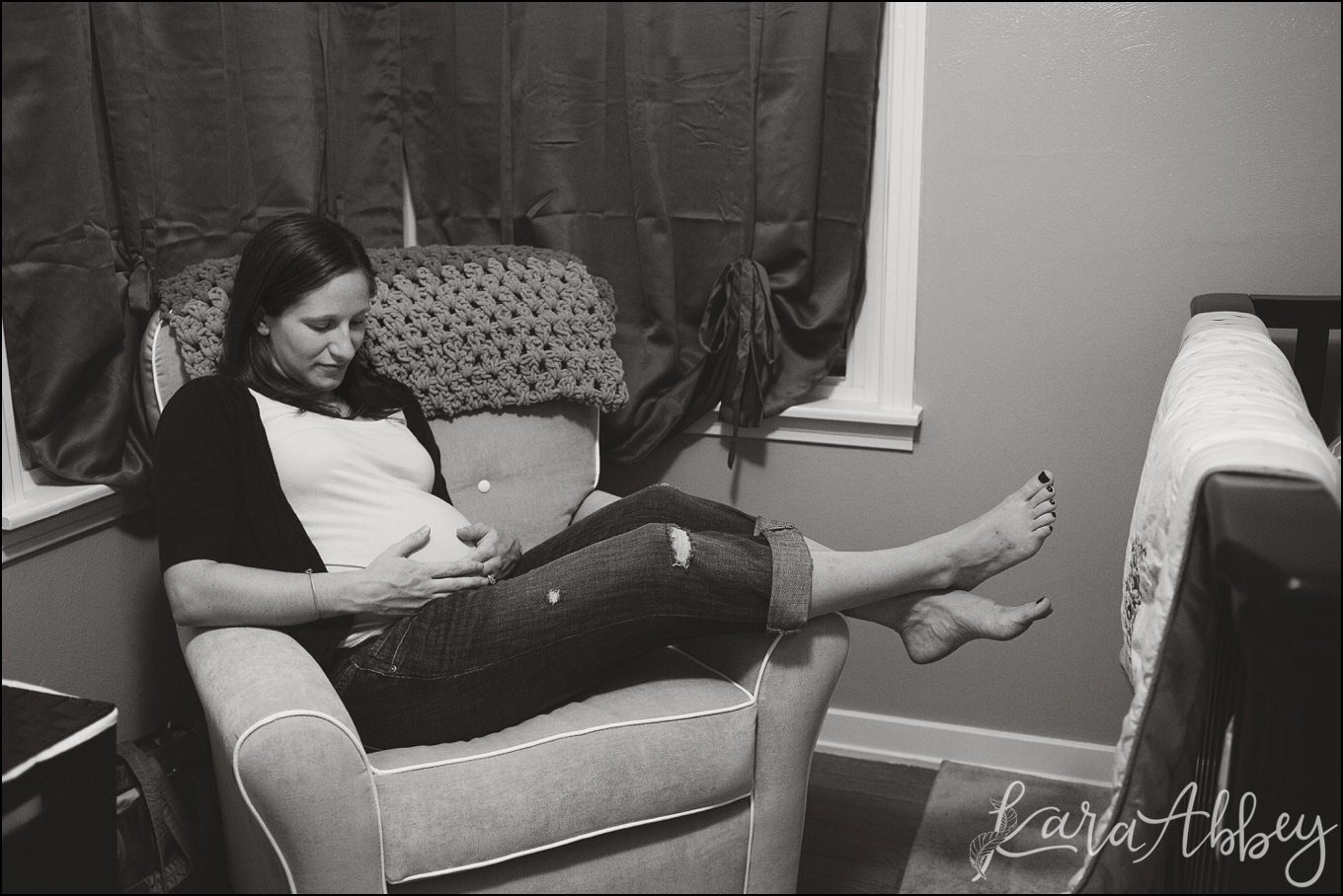 Laid Back Relaxed Maternity Photos at Home in Vestal, NY by Kara Abbey Photography in Irwin, PA